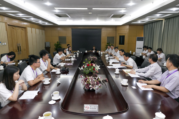 海協(xié)會會長陳德銘在北京會見了前來北京參加第四屆“清華-頂新兩岸領(lǐng)袖生計劃”的兩岸大學生 海協(xié)會會長陳德銘在北京會見了前來北京參加第四屆“清華-頂新兩岸領(lǐng)袖生計劃”的兩岸大學生